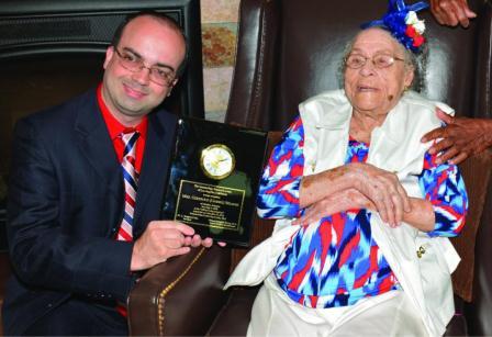 Gertrude Weaver, 116, with Robert Young