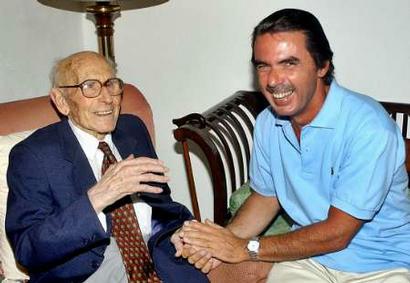 Joan Riudavets at 113 with Spanish Prime Minister Jose Maria Aznar