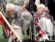 Kin Narita (L) and Gin Kainie (R) at age 107