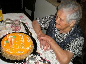 Maria de Jesus,112 years with cake